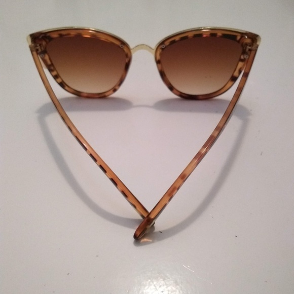 1 LEFT✨ Tortoise Shell Oversize Cat Eye Sunglasses - Picture 3 of 3